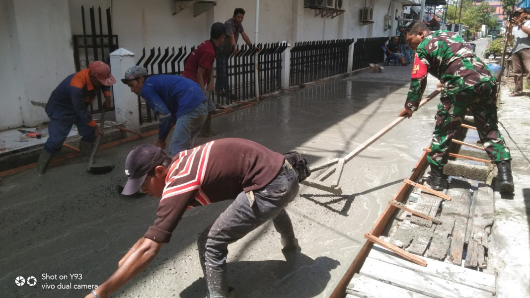 Serda Ahmad Junaidi dan Masyarakat Ramai-ramai Goro Bangun Jalan