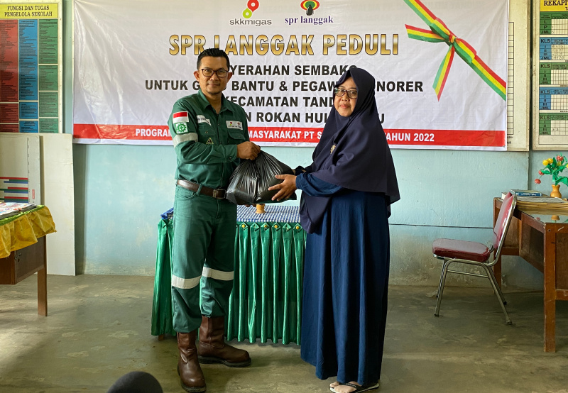 SPR Langgak Serahkan Bantuan Sembako Kepada Guru Bantu dan Tenaga Honorer di Kecamatan Tandun