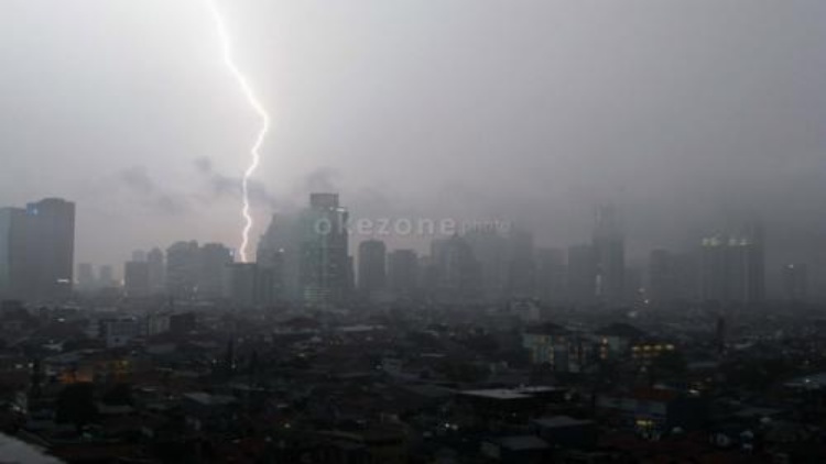 Masyarakat Indonesia Diminta Waspada Cuaca Ekstrem hingga Awal Mei