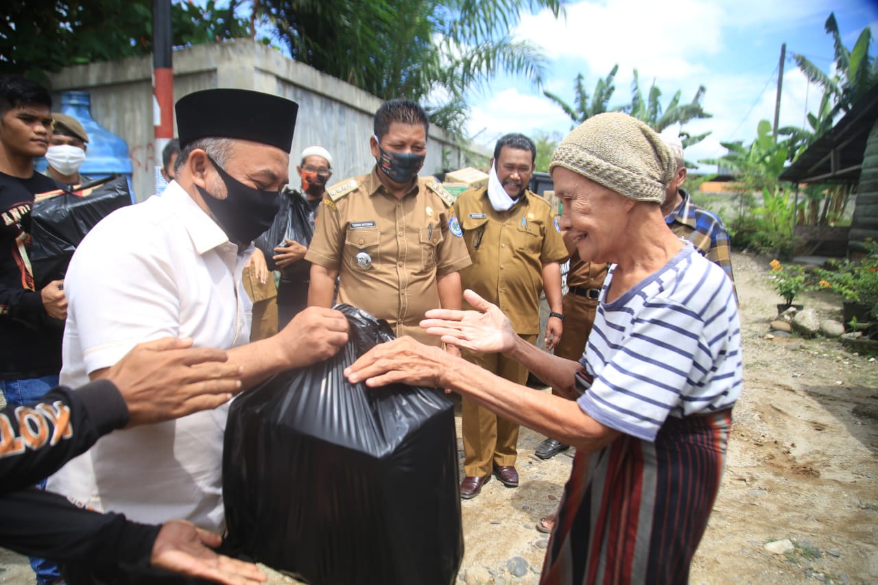 Bupati Labuhanbatu Bagikan 250 Paket Sembako untuk Keluarga Kurang Mampu