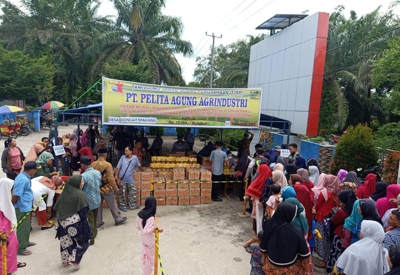Warga Desa Boncah Mahang Antusias Sambut Pasar Murah dari PT Pelita Agung Agrindustri