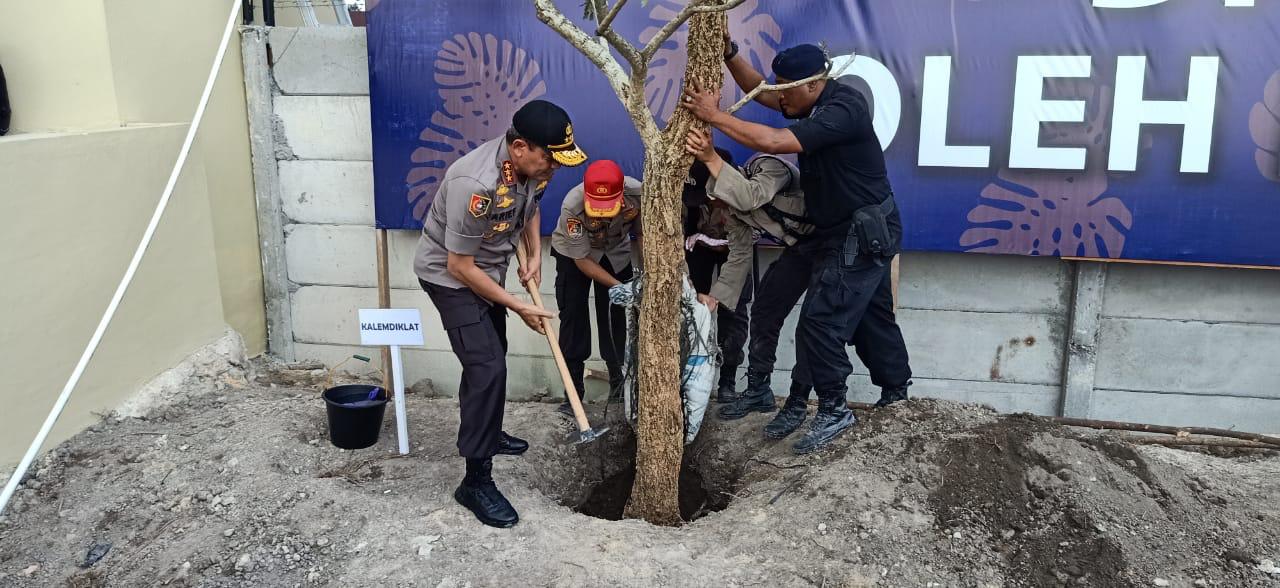 Kalemdiklat Polri Lakukan Penanaman Pohon dan Pemberian Nama Masjid di SPN Polda Riau