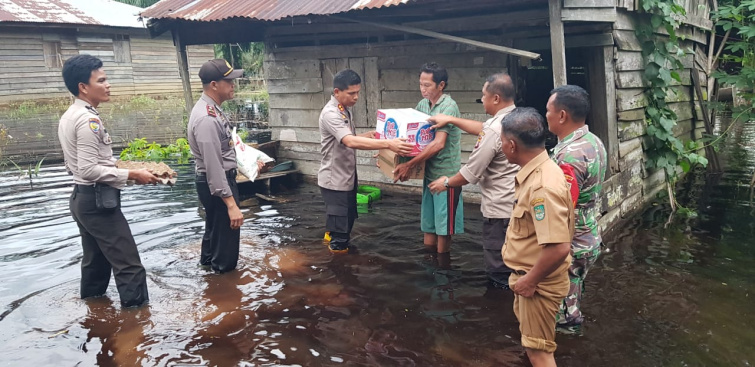 Kapolres Rohul Terjun Langsung Bantu Korban Banjir di Bonai Darussalam