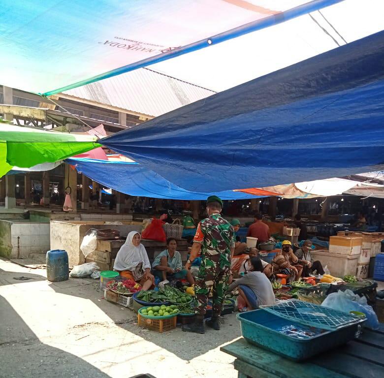 Giat Pencegahan Covid-19, Sertu Heriyanto Mendatangi Pasar Pulau Payung