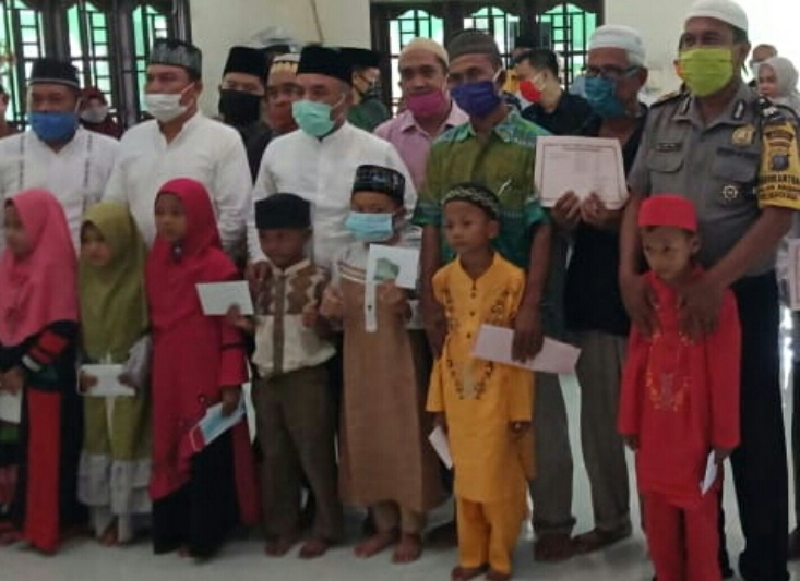Bupati Labuhanbatu Menyerahkan Bantuan untuk Dua Masjid di Dua Kecamatan