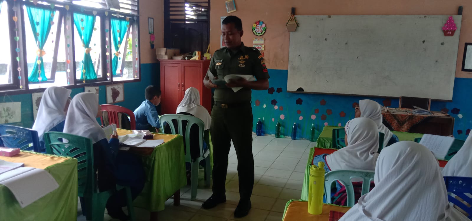 Babinsa Komsos di Sekolah Dasar Negeri 01