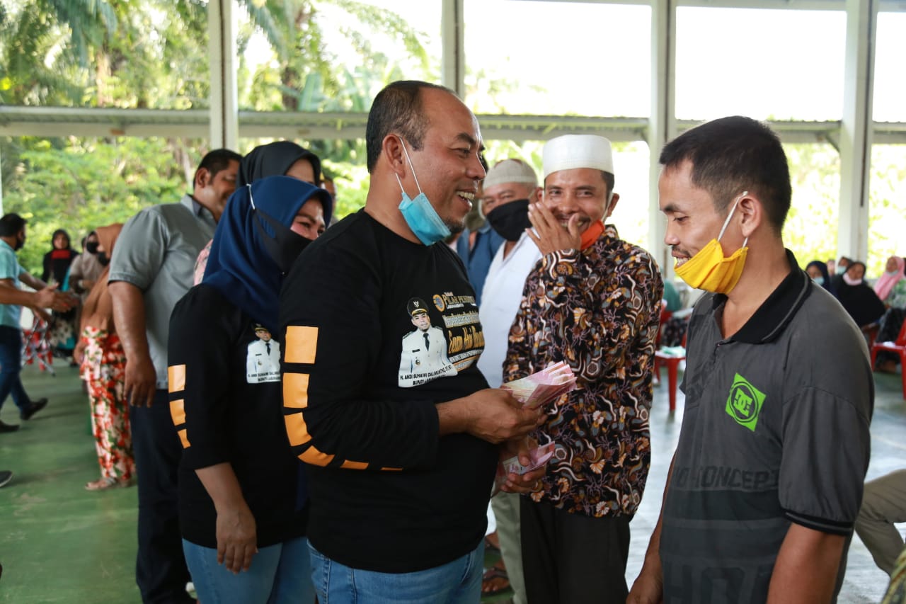 Bupati Labuhanbatu Serahkan BLT-DD Tahap III di Desa Sibargot
