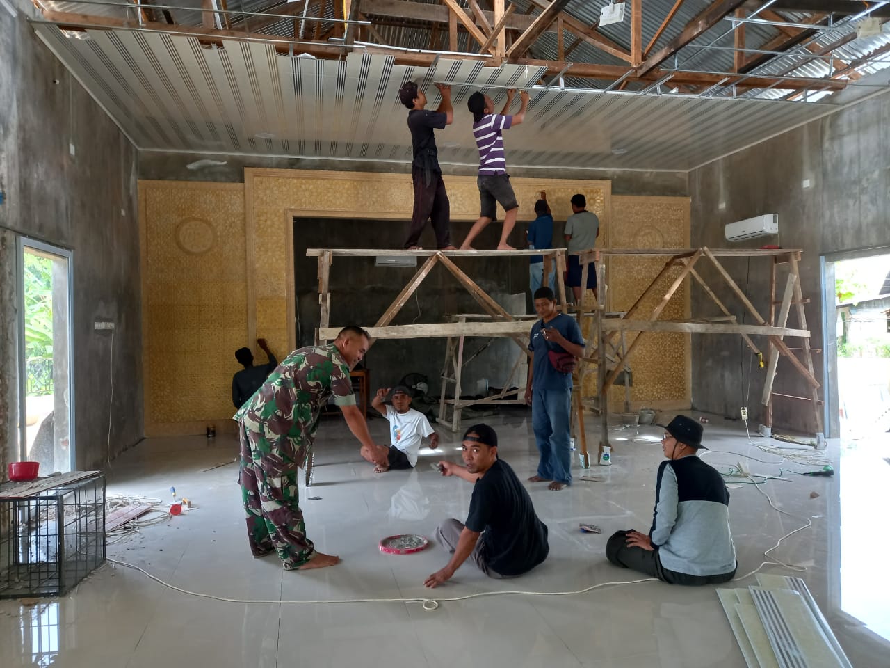 Pelda Sembiring dan Masyarakat Gotong Royong Pasang Plafon di Musholla Al Amin