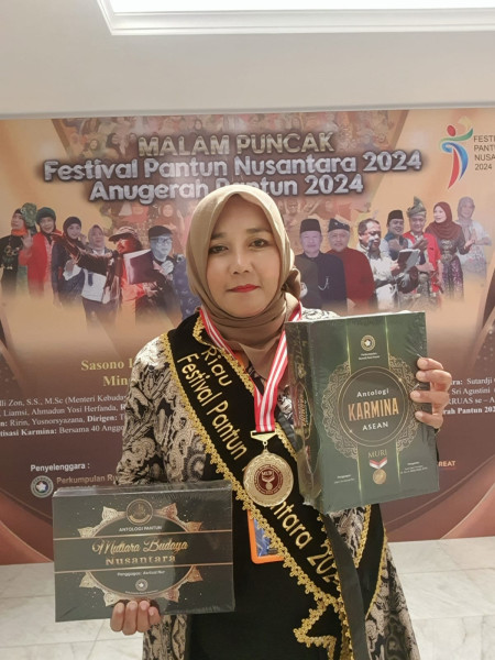 Hasilkan 2 Buku Antologi, Arni Iswari Hadiri Festival Pantun Nusantara 2024  di TMII Jakarta