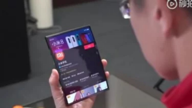 Xiaomi Pamer Ponsel Lipat