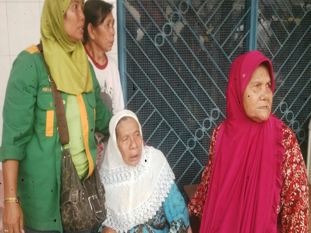 Rumahnya Hangus Terbakar, Mak Erna Terkulai Lemas