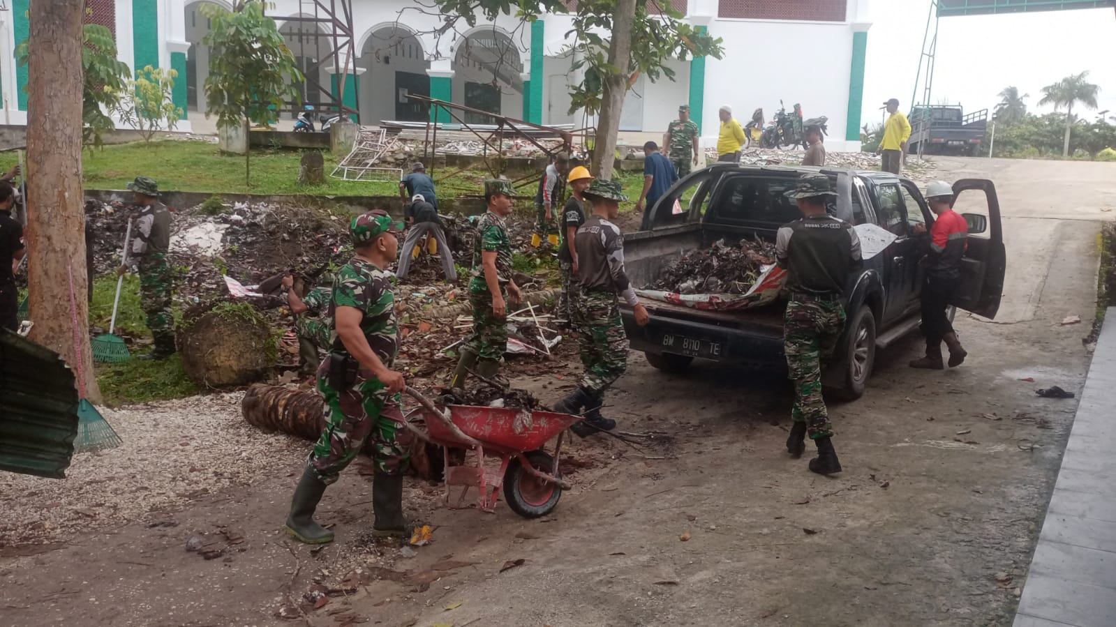 Peringati HUT Korem 031/WB, Koramil 02 Laksanakan Giat Gotong Royong