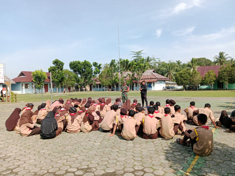 Sertu Muzainudin Berikan Edukasi Kepada Pelajar Terkait Nilai-nilai Pancasila