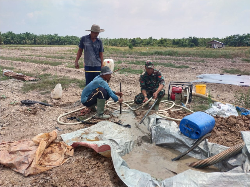 Babinsa Kelurahan Tanjung Penyembal Bantu Petani Hadapi Kemarau dengan Sumur Bor