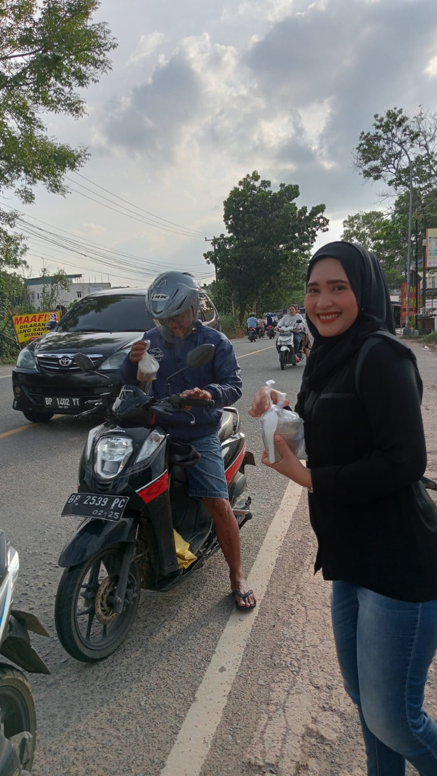 Permai Persaudaraan Masyarakat Dumai Berbagi Takjil Gratis