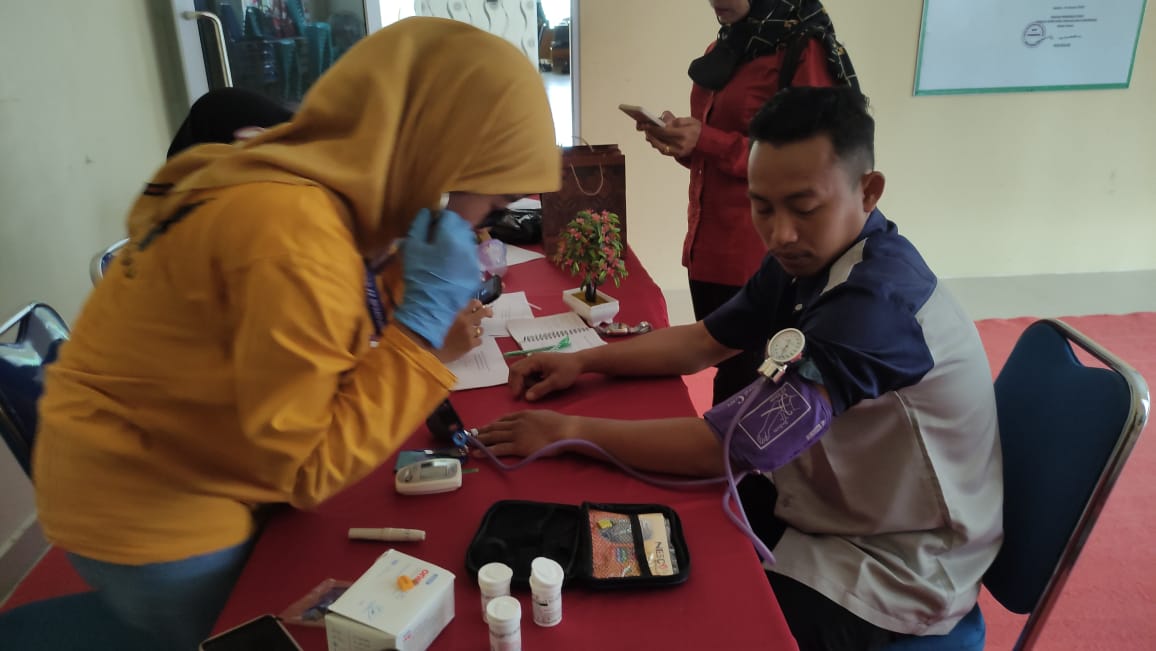 Screening Kesehatan Warga di Desa Suka Maju