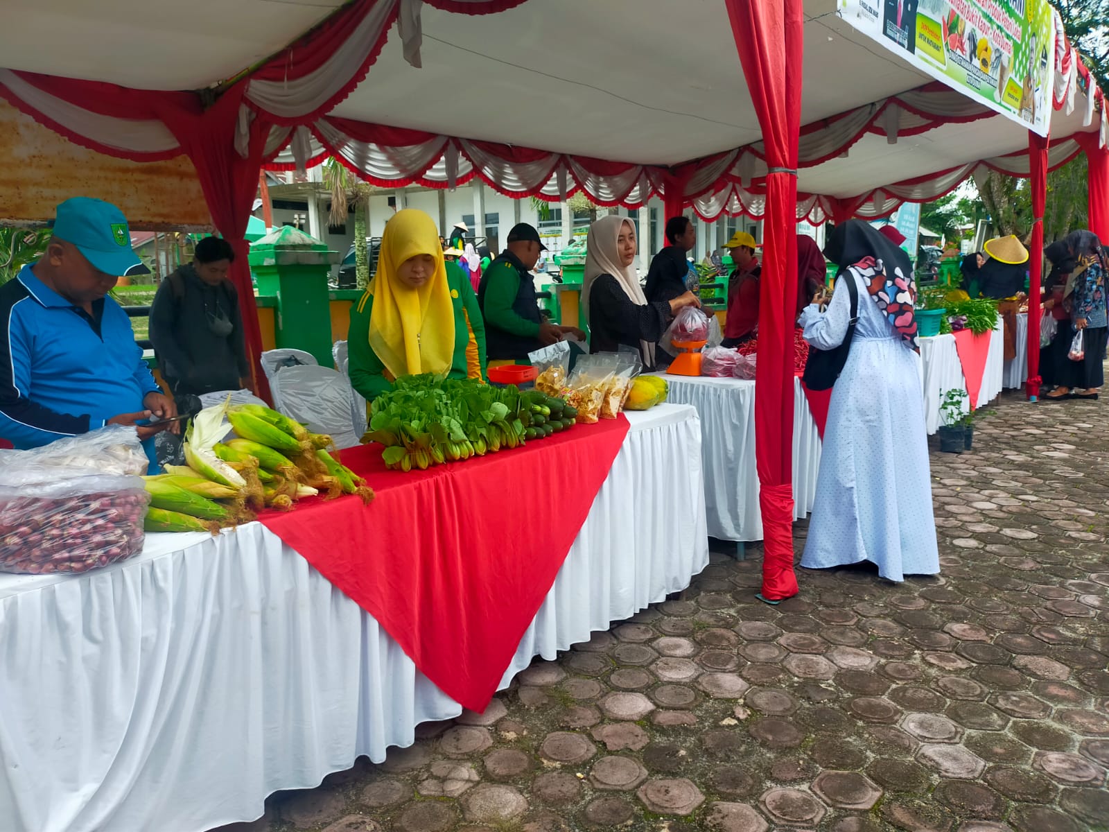 Beri Dukungan, Personil Koramil 02 Hadiri Giat Pasar Tani
