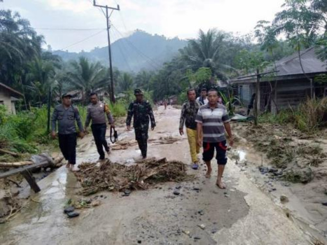 Satu Keluarga Hilang Diduga Terseret Banjir Bandang di Labuhanbatu Sumut