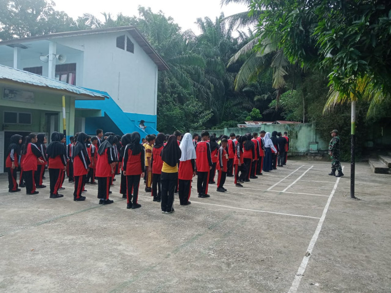 Sertu Sareh Pimpin MPLS, Perkuat Karakter Siswa Baru SMPN 13