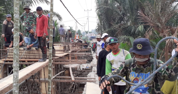 Satgas TMMD ke-106 Kodim 0314/Inhil dan Tukang Saling Membahu Kerjakan Pembangunan Jembatan Beton