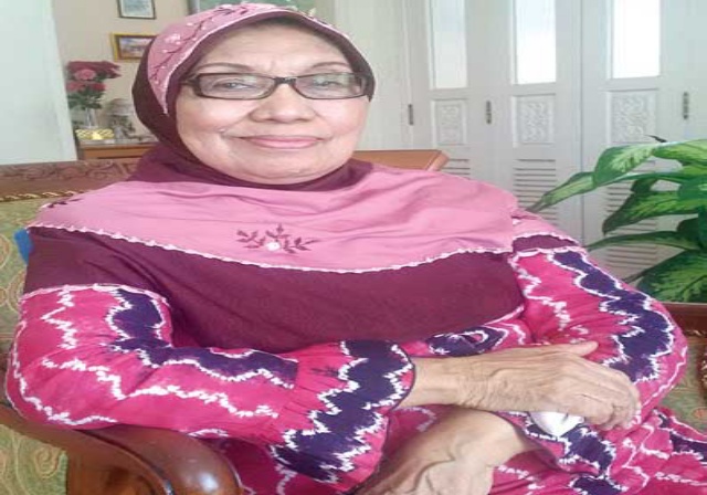 Prof Aswarni Adam SH Guru Besar Wanita Pertama di Riau