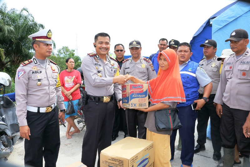Kapolres Dumai Serahkan Bantuan untuk Korban Banjir