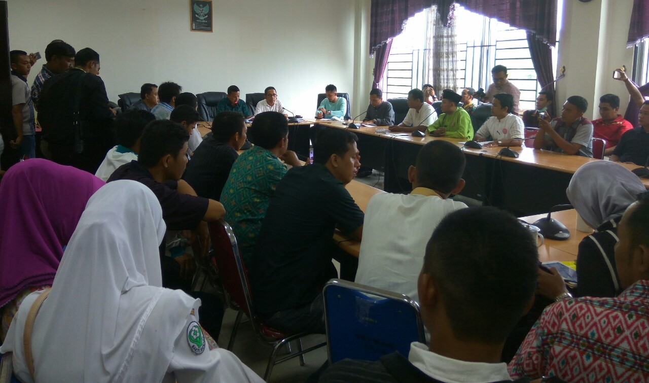 Kantor DPRD Inhil Didatangi Puluhan Tenaga Honorer