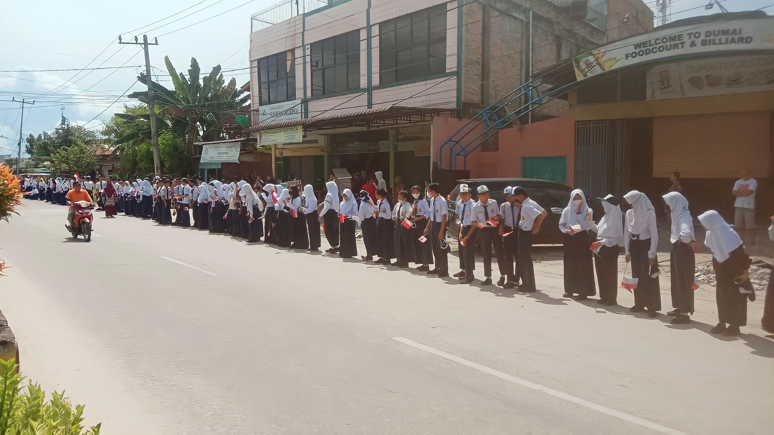 Guru dan Pelajar SMPN 1 Dumai Sambut Kedatangan Presiden Jokowi