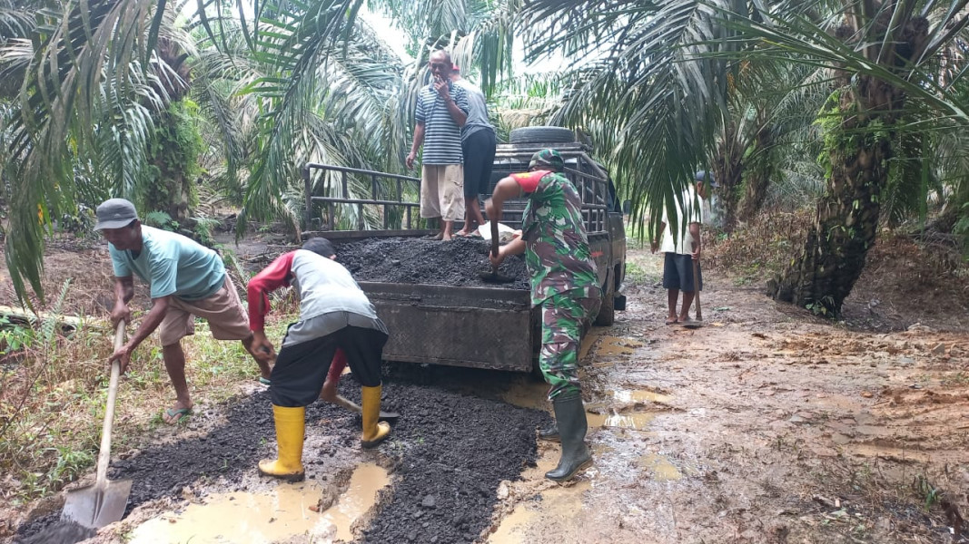 Gotong Royong Perbaiki Infrastruktur Jalan, Sertu Roni Sandra dan Masyarakat Terlihat Bersemangat