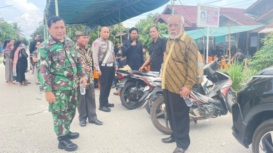 Babinsa Serka Albinur Lubis Sampaikan Belasungkawa Saat Melayat Warga Kampung Baru