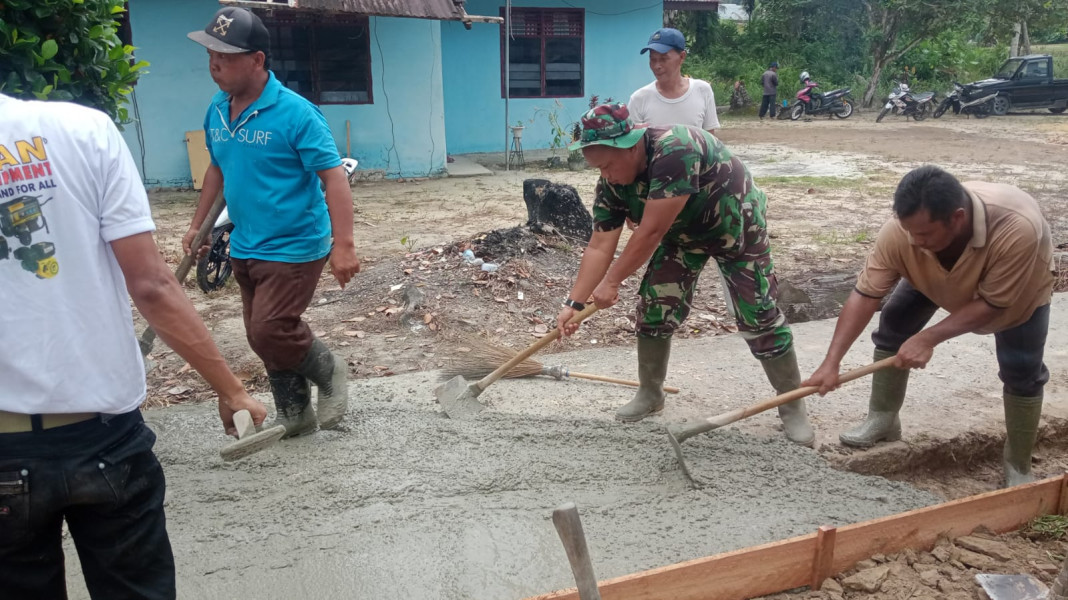 Sertu Sareh Ikuti Gotong Royong Semenisasi Jalan