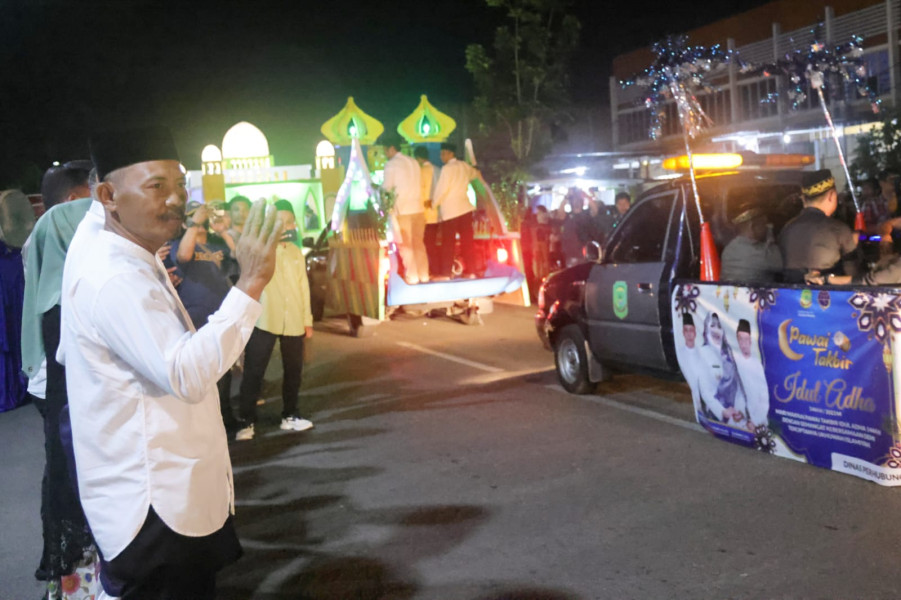 Sekdaprov Kepri Lepas Pawai Takbir Sambut Hari Raya Idul Adha 1444 H di Sei Carang Tanjungpinang