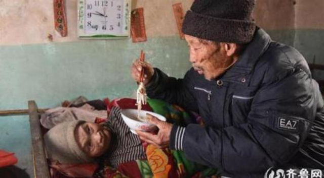 Kisah Cinta Pasangan Lansia, Setia Meski Istri Lumpuh Sejak Usia 20 Tahun