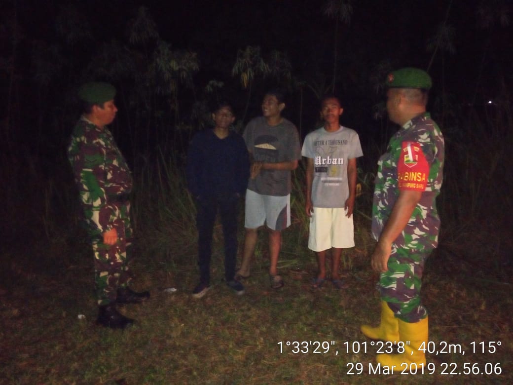Antisipasi Karhutla, Babinsa Kodim 0320/Dumai Patroli Malam Hari