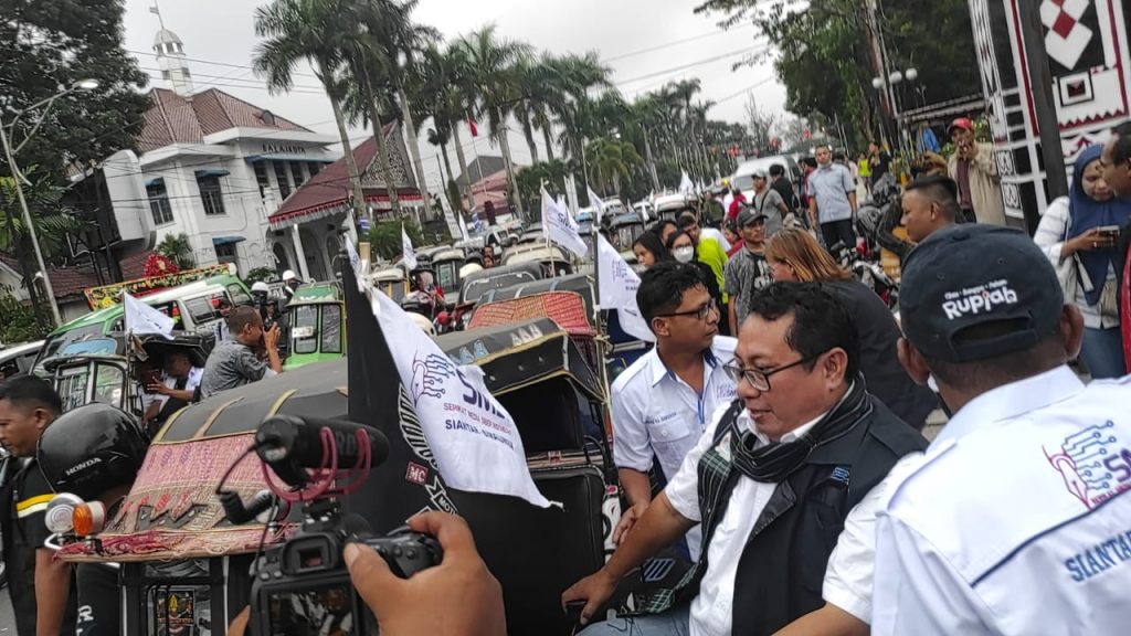 Puluhan Becak BSA Siantar Sambut Ekspedisi Geopark Kaldera Toba SMSI