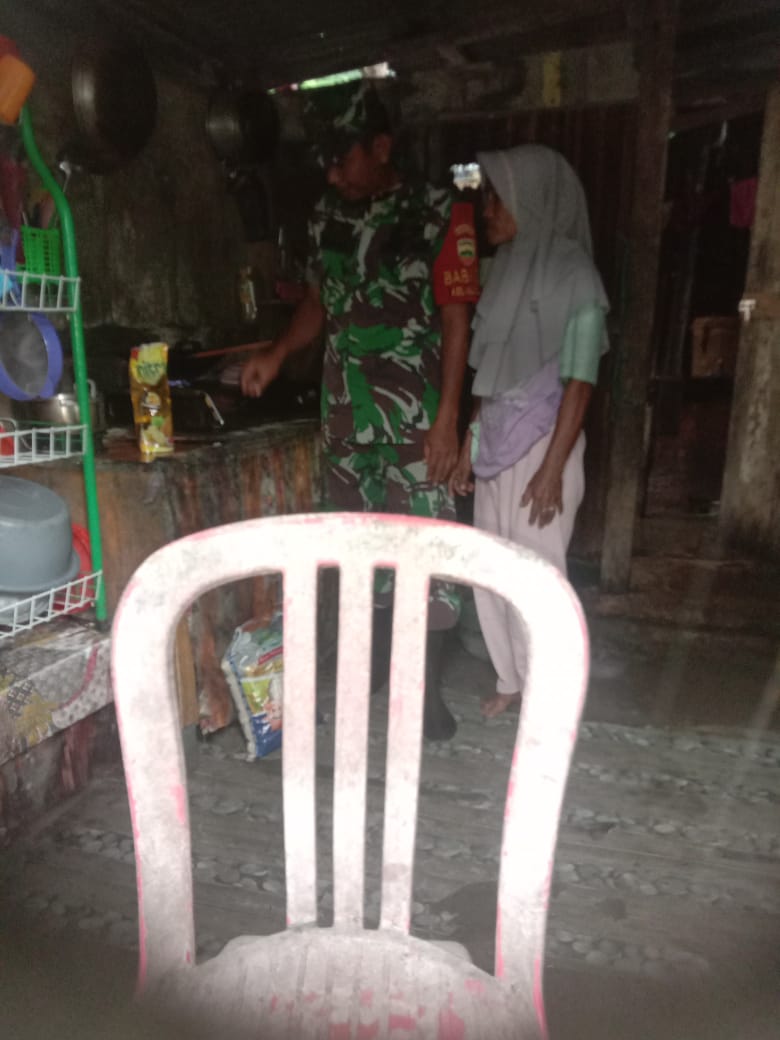 Giat Babinsa Masuk Dapur Oleh Sertu Ramli di Wilayah Binaannya