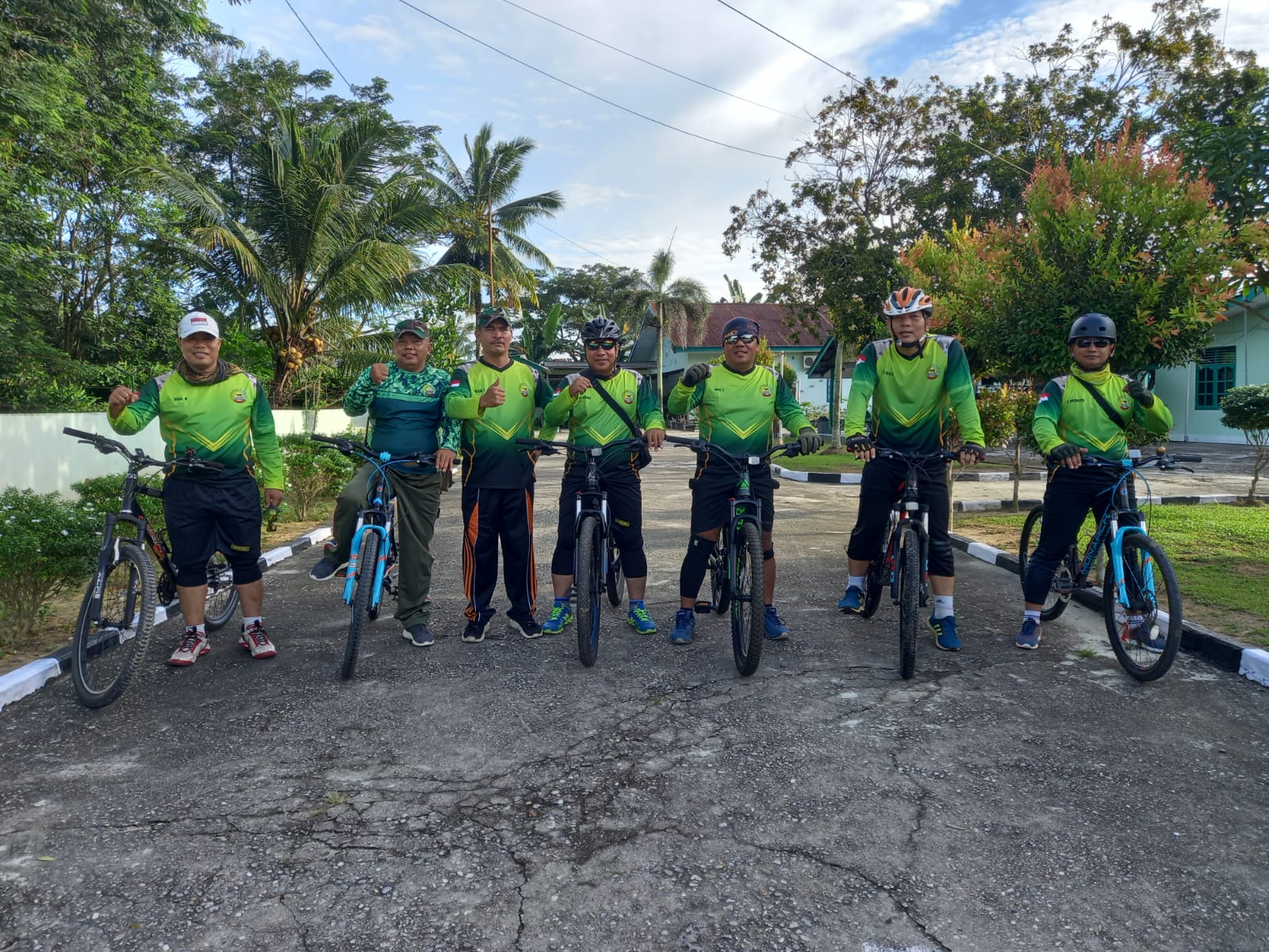 Koramil 02 Laksanakan Giat Bersepeda Bersama dan Serahkan Bantuan