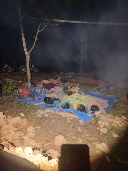 Tak Ingin Rumah Makin Rusak, Emak-emak Stop Aktifitas Tambang PT. BPP, Hingga Sampai Malam dan Tidur Beratapkan Langit