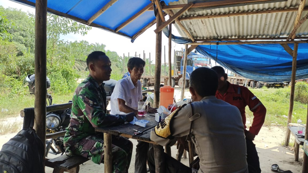 Babinsa Serda M. Andi Darmawan Patroli Karhutla di Bukit Kapur, Beri Edukasi Hukum