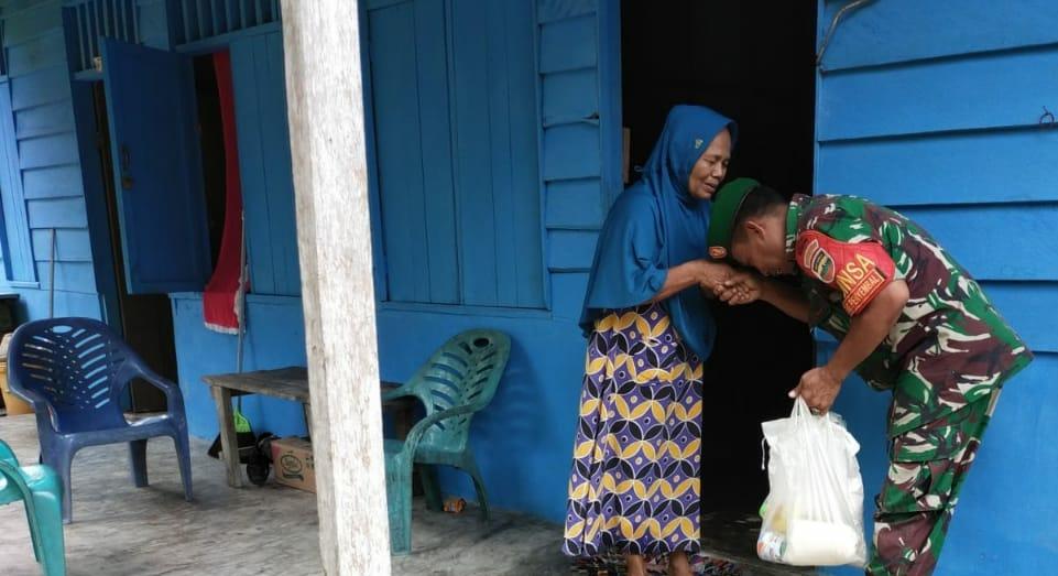 Koramil 03 Sungai Sembilan Serahkan Bantuan Sembako