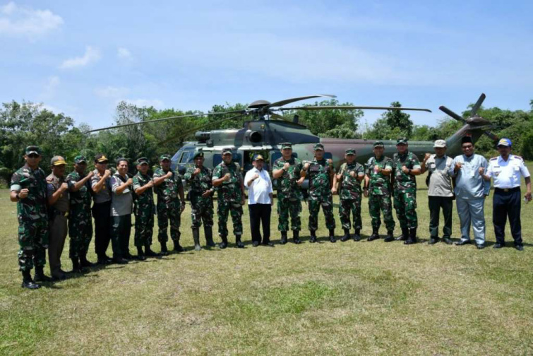 Bersama Sekda H Bustami HY: Pangdivif 1/Kostrad Mayjen TNI Agus Rohman Tinjau Karhutla Lewat Udara