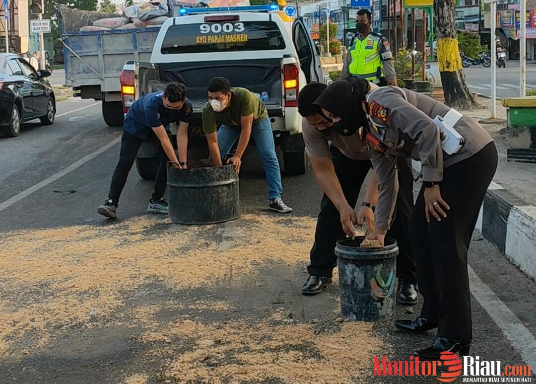 Antisipasi Laka Lantas, Satlantas Polres Dumai Bersihkan Tumpahan Minyak di Jalan Patimura
