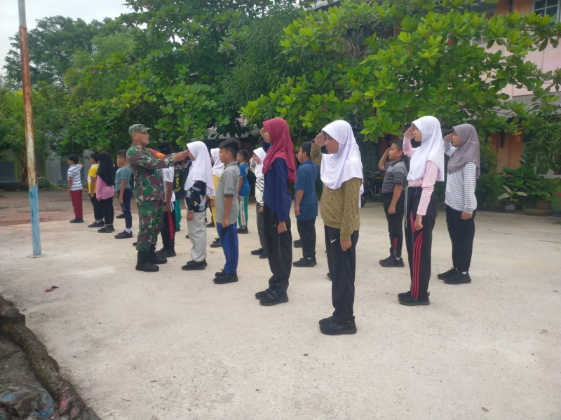 Anggota Koramil 01/Dumai Berikan Pelatihan PBB kepada Siswa SDN BINSUS Kota Dumai