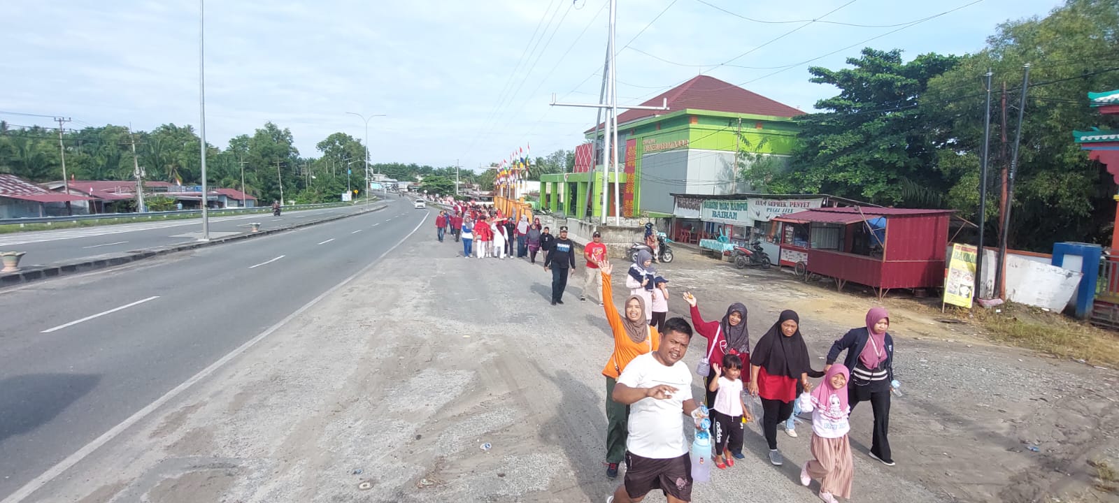 Sertu Sareh Ikuti Kegiatan Gerak Jalan Santai