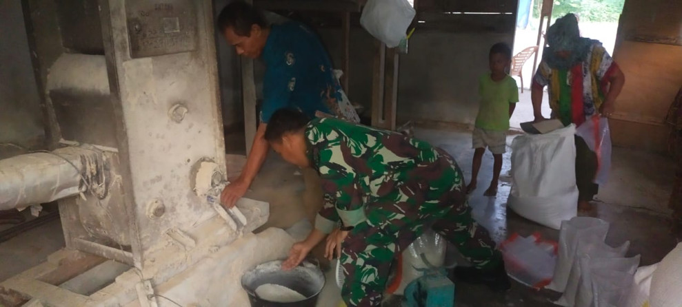 Babinsa Serka Khorianto Pantau Kualitas Penggilingan Padi di Kecamatan Sungai Sembilan
