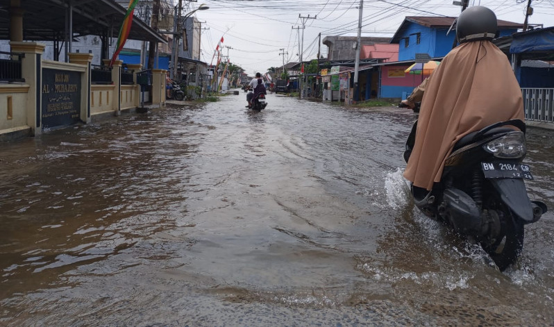 Turun Hujan, Sejumlah Ruas Jalan Tembilahan Alami Kebanjiran