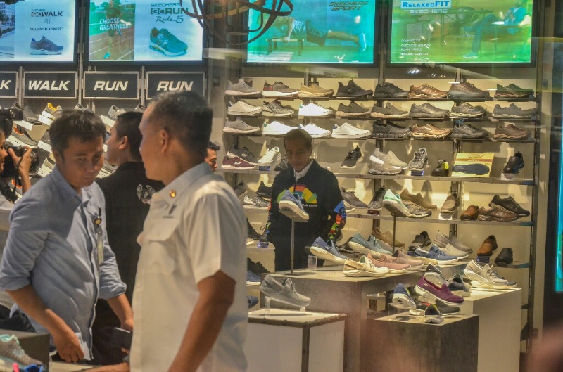 Jokowi Beli Sepatu di Mal Ciputra Pekanbaru