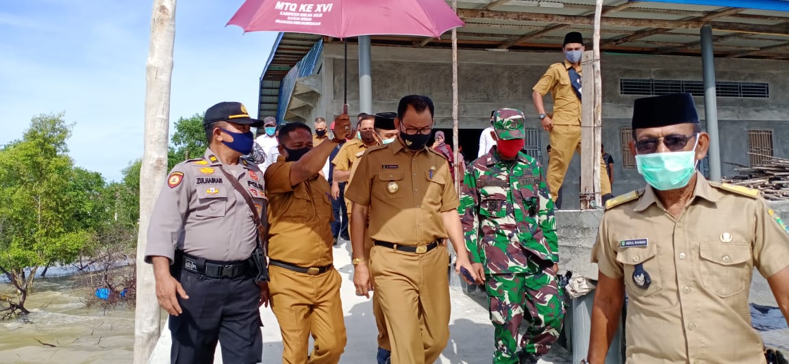 Bupati Rohil Kunker Ke Pulau Halang Bagikan Alat Pengolah Ikan