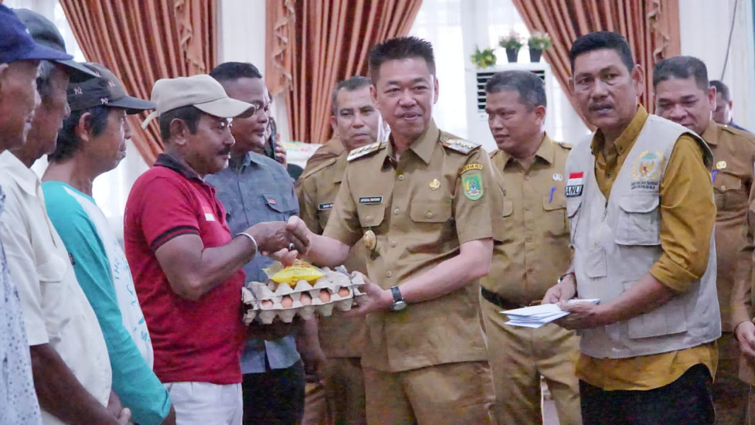 Temu Ramah Dengan Abang Becak dan Gerobak, Bupati Rohil Berikan Bantuan Sembako