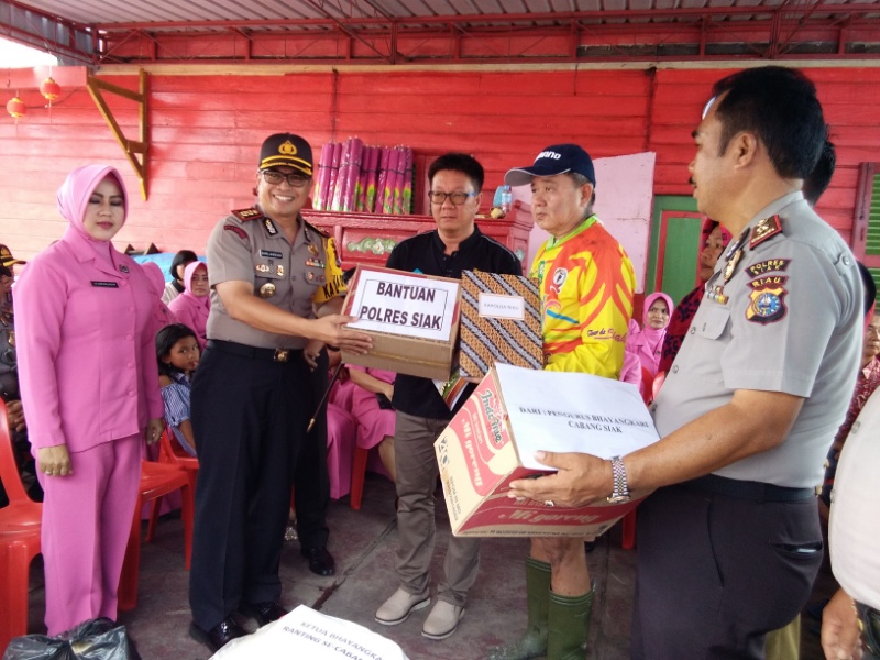 Polres Siak Bantu Korban Kebakaran China Town